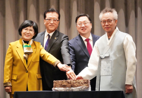 ‘2025 대전사회복지계 신년교례회’ 개최 (사진 왼쪽부터) 김인식 대전시사회서비스원장, 조원휘 대전시의회의장, 이장우 대전시장, 김현채 대전시사회복지협의회장