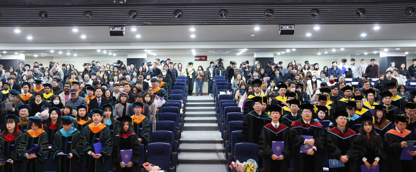 석·박사 학위수여식에서 졸업생들이 교가를 제창하고 있다.