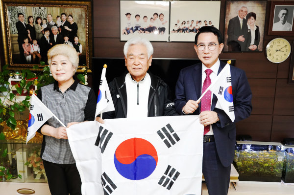 이완섭 서산시장이 25일 지곡면에 거주하는 임승규 씨를 찾아 위문했다.