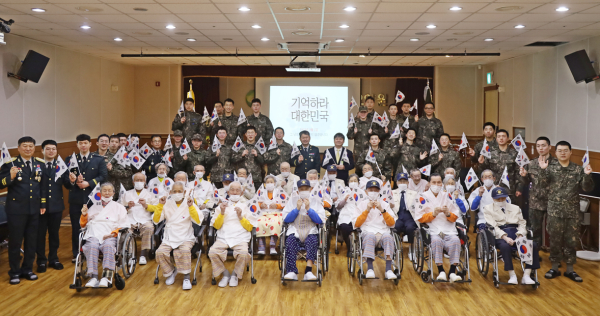 국가유공자-자운대근무지원단 국군장병이 함께 독립운동 재현 단체사진