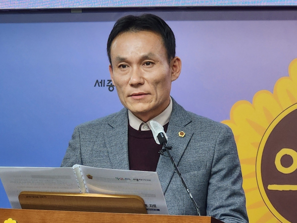 의정브리핑 하는 윤지성 세종시의회 교육안전위원장