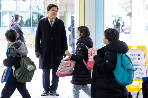 최교진 교육감이  4일에 연세초등학교를 방문해 새학기 세종형 늘봄학교를 방문해 아이들 하굣길 안전과 늘봄교실을 점검 하고 있다.
