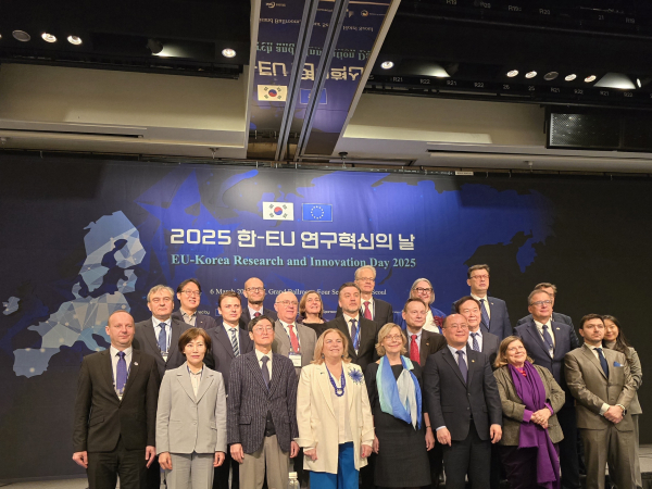 지난 6일 열린 ‘2025 한-유럽연합 연구혁신의 날’ 행사 기념사진 (사진 맨 앞줄 왼쪽 두 번째 한국수자원공사 구자영 기획부문장, 네 번째 주한 유럽연합 마리아 카스티요 페르난데즈 대사, 다섯 번째 유럽연합집행위원회 시그네 랏소 연구혁신총국 부총국장)