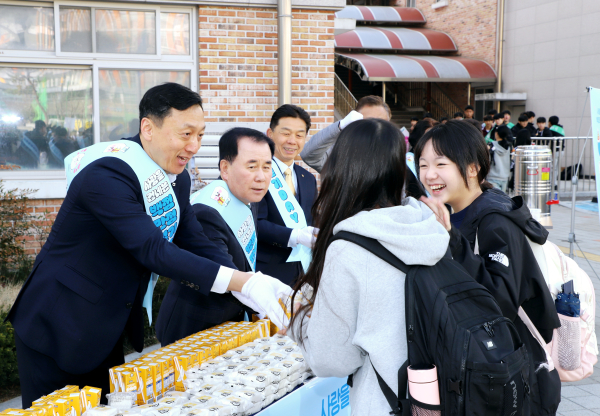 정해웅 본부장(왼쪽에서 첫번째)과 김지철교육감(왼쪽에서 두번째)이 덕산중학교 학생들에게 백설기를 나눠주고 있다