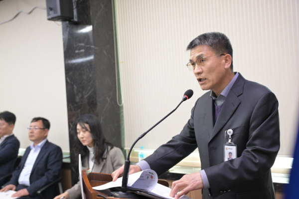 PPT 발표를 하고 있는 조진원 기획감사실장