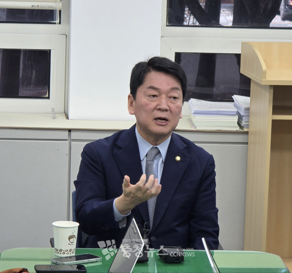 안철수 국민의힘 의원이 26일 대전시의회 기자실을 찾아 모두발언 하고 있다.