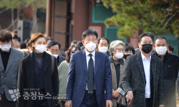 전만권 국민의힘 아산시장 후보(가운데)가 지난 2021년 11월 12일 천안시 부시장 퇴임 후 첫 공식 일정으로 관계자들과 아산 현충사로 들어서고 있다. 오른쪽 끝에 명태균으로 추정되는 인물이 동행하고 있다./충청뉴스 DB<br>