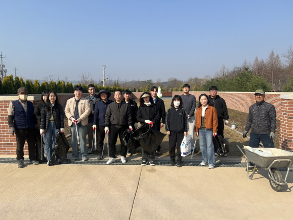 신정호정원 환경정비에 나선 정원조성과 직원들 단체사진