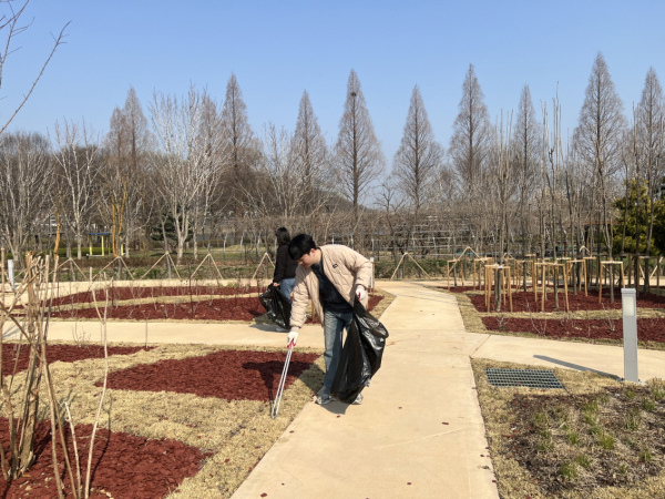 신정호정원 환경정비에 나선 정원조성과 직원들 모습