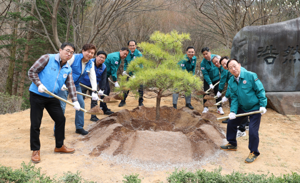 2일, 대전교육연수원 교육공동체 힐링파크에서 식목 행사 진행 모습