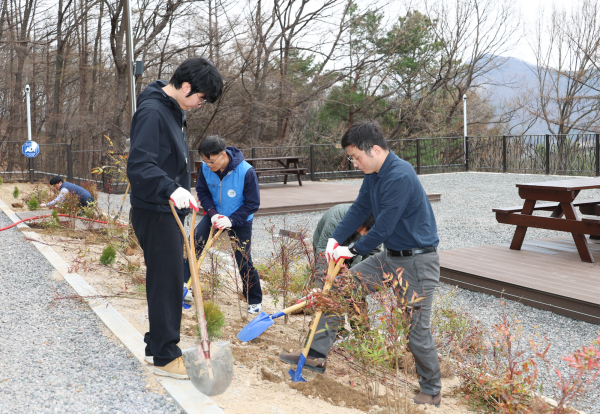 2일, 대전교육연수원 교육공동체 힐링파크에서 식목 행사 진행 모습