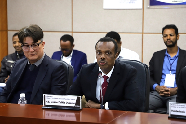 개막식에서 Dessie Dalkie Dukamo 주한 에티오피아 대사가 인사말을 하고 있다.