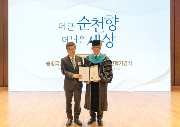 사진설명 비고1순천향대 건학 47주년 기념식 및 제10대 총장 송병국 박사 취임식 행사 종료 후 기념촬영을 하고 있다.2서교일 이사장이 송병국 총장에가 임명장을 수여하고 기념촬영을 하고 있다.3송병국 총장이 서교일 이사장으로부터 교기를 인계받아 흔들고 있다.