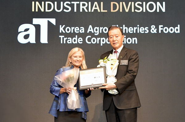 aT, 뉴욕 페스티벌 국가 브랜드 대상 수상 * 홍문표 aT 사장(오른쪽), 앨런 스미스 뉴욕 페스티벌 회장(왼쪽)