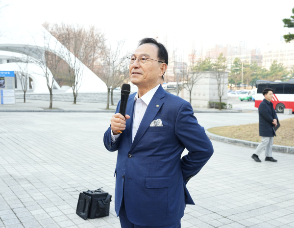 ‘2025 우수자원봉사자 문화탐방’을 격려하는 박상돈 천안시장