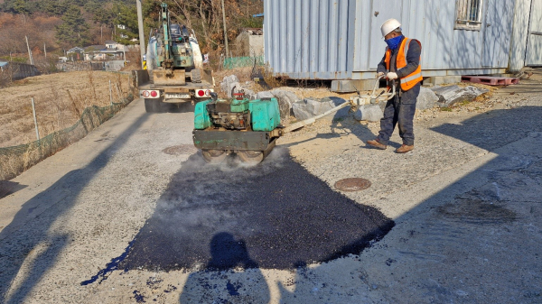 서산시가 하수도 생활민원을 처리하는 모습(포장보수)