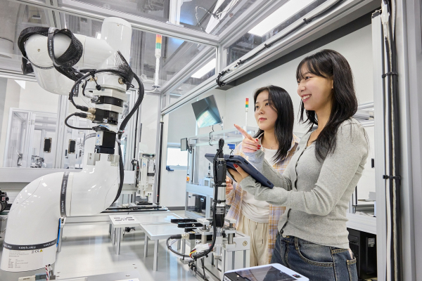 한국기술교육대학교 1캠퍼스 다담미래학습관 FMS랩에서 실습중인 학생들