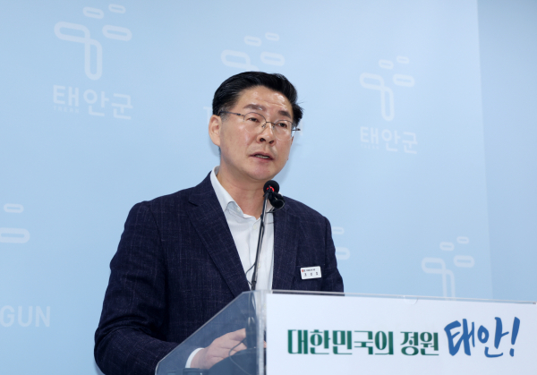 16일 군청 브리핑실에서 정례브리핑 중인 조상호 미래에너지과장.
