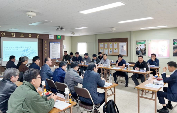 국가철도공단 GTX본부 직원 및 협력사 관계자들이 17일(목) 시설개량 경험 공유 워크샵 중 교육을 진행하고 있다.