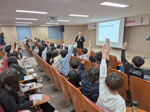 과학 강연 축제 ‘과학자와 함께하는 나의 꿈’ 진행 (임현균 박사가 연양초 학생들에게 강연을 하고 있다.)