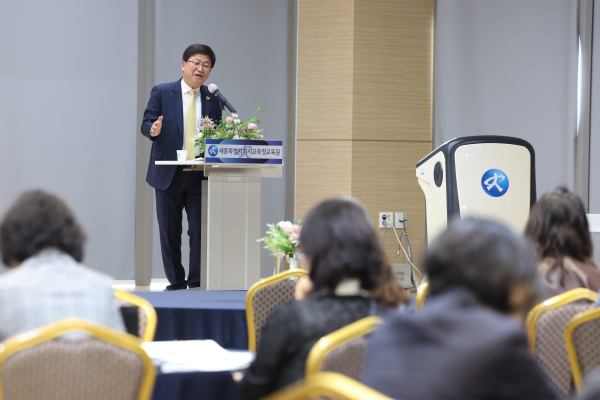 최교진 교육감이 세종시 유치원 전임 및 겸임 원장 총 64명을 대상으로 인사말씀을 하고 있다.