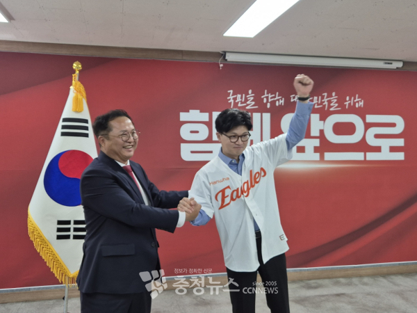 한동훈 경선 캠프 국민소통본부장 겸 대전총괄본부장을 맡고 있는 조수연 서구갑 당협위원장이 한 후보와 손을 잡고 파이팅을 외치고 있다.