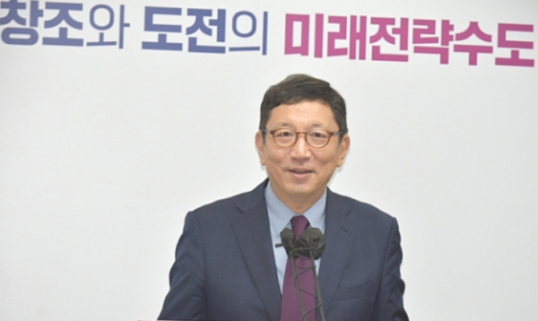 브리핑 하는 박영국 세종문화관광재단 대표