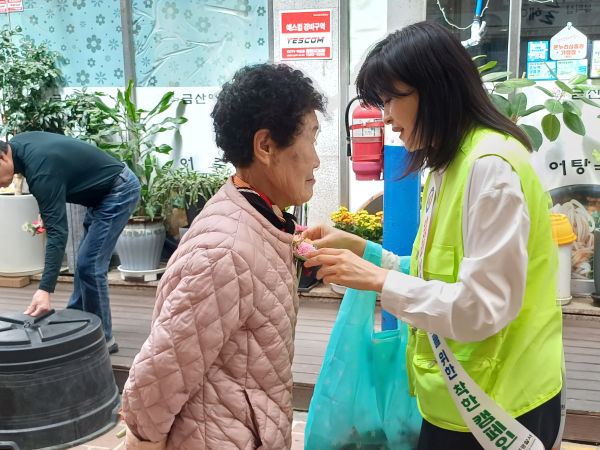 어버이날 맞이 민·관·경 합동 교통안전 캠페인 및 카네이션 나눔 행사 진행 모습
