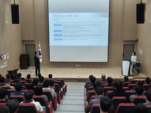 천안도시공사 신광호 사장이 직원들과의 소통의 자리를 진행하고 있다.