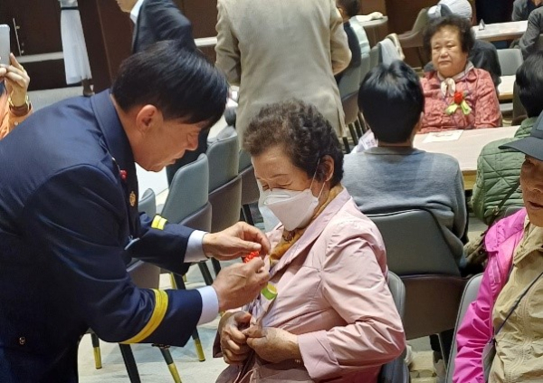 세종북부소방서 의용소방대연합회, 쌀 100㎏·카네이션 전달