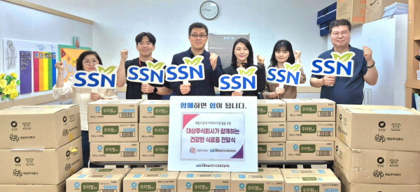 세종시사회공헌센터는 사랑드림발달장애인센터를 방문 기부식품을 전달하고 있다.(사진중앙 왼쪽 김인환 센터장, 오른쪽 박주안 사회공헌센터 사무국장)