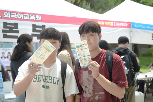 재학생들이 학과 스탬프 투어를 하고 있다