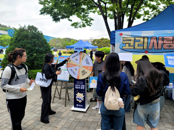 한국기술교육대가 ‘발전기금 기부 주간’을 맞아 대학 축제 기간 발전기금 홍보부스를 운영했다.