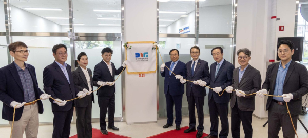 지난 19일 대덕경제재단 개소식에서 현판식을 진행하고 있다.