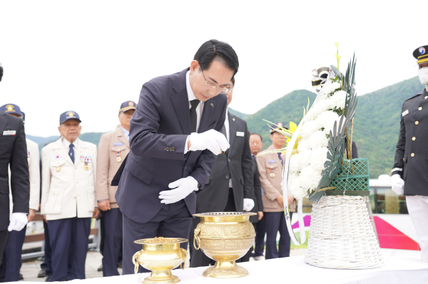 이완섭 서산시장이 보훈 단체 회원 30명과 함께 23일 국립대전현충원을 찾아 순국선열의 넋을 기렸다.