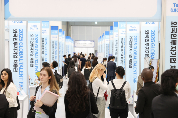GTF 행사장에서 외국인 유학생들이 기업 채용부스 방문을 통해 다양한 채용상담 및 면접을 진행했다.