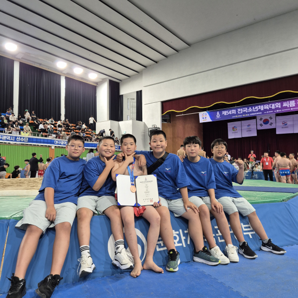 전의초 정원기 학생이 제54회 전국소년체육대회 씨름 소장급 입상 후 기념촬영을 하고 있다.