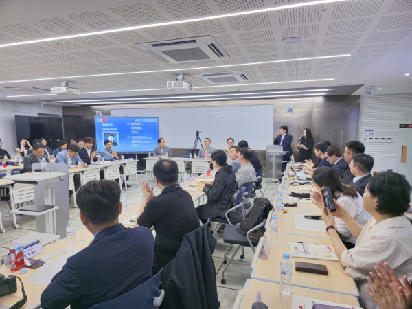 발언하는 정유신 한중미래연구학회장