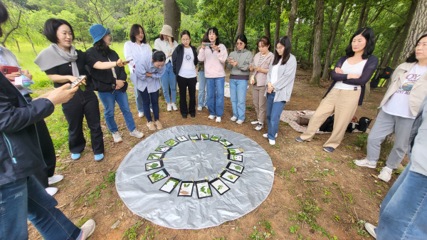 전월산 숲에서 찾은 자연물을 활용한 다양한 놀이와 체험 활동을 진행하고 있는 모습