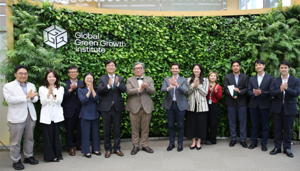 지난 16일, 김형렬 행복청장(왼쪽에서 5번째)이 김상협 글로벌녹색성장기구 사무총장(왼쪽에서 6번째)과 MOU를 체결 후 관계자들과 기념촬영