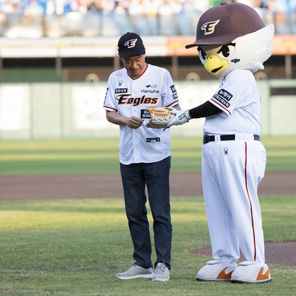 2024년 김욱 총장 시구 모습