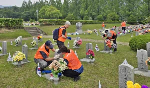 한국타이어, 묘역 정화 봉사활동 진행 모습