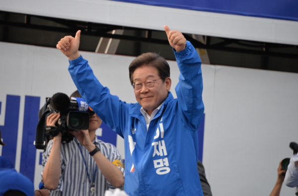 환호 하는 민주당 이재명 후보&nbsp;