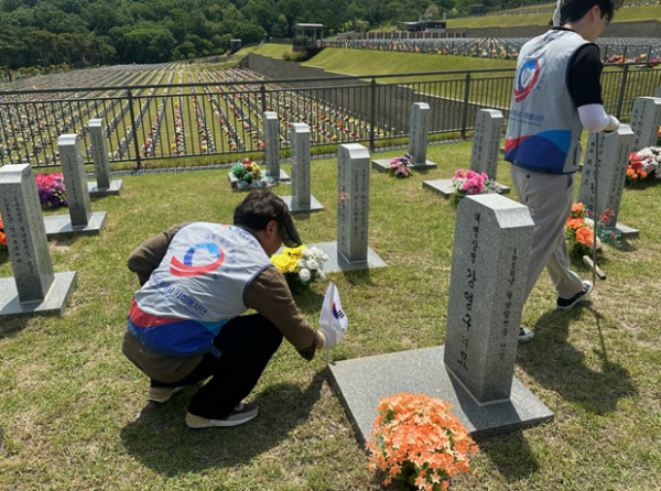 묘역정비 봉사활동 진행 모습