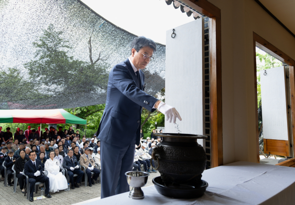 김돈곤 청양군수가 분향 하는 모습