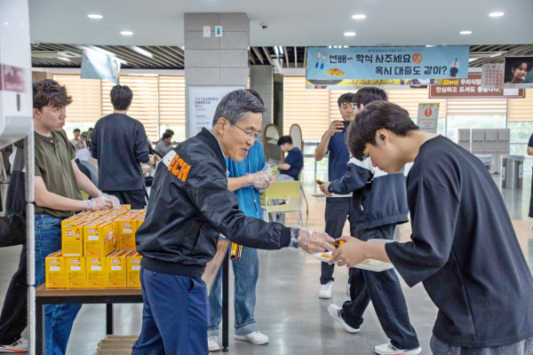 유길상 총장이 지난 11일 학생식당에서 기말시험 응원을 위한 ‘총장님이 쏜다’에 참여했다.