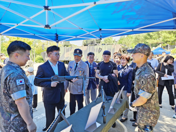 (사진 왼쪽부터 두 번째) 최충규 대덕구청장이 재향군인회 회원들과 지난 5일 1970부대 1대대에서 병영 체험 모습