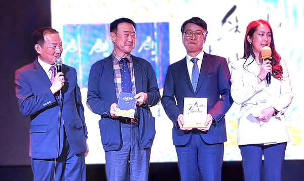 12일 몽골 울란바토르에서 열린 출판기념회에서 (왼쪽부터) 김용주 몽골 후레정보통신대 교수, 이재복 몽골 후레정보통신대 부총장, 신영권 세종학당 파견 교사 등이 인사말하는 모습.