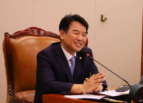 문진석 국회의원이 16일 ‘전세사기 특별법' 기한 2년 연장 개정안이&nbsp;국회 국토소위를 통과한 것을 두고 환영의 뜻을 내비쳤다./문진석 의원실 제공<br>