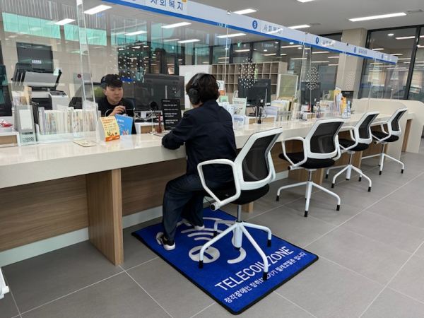 학하동 행정복지센터에 설치된 조청기를 시연하고 있다.